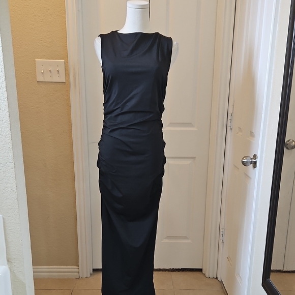 Maxi Dress with Sleeveless Design and Ruched Side Split Size Medium - Picture 3 of 10